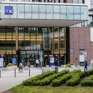 Blick auf das UKE-Gebäude, wo zwei Familien mit Pilzvergiftungen behandelt wurden