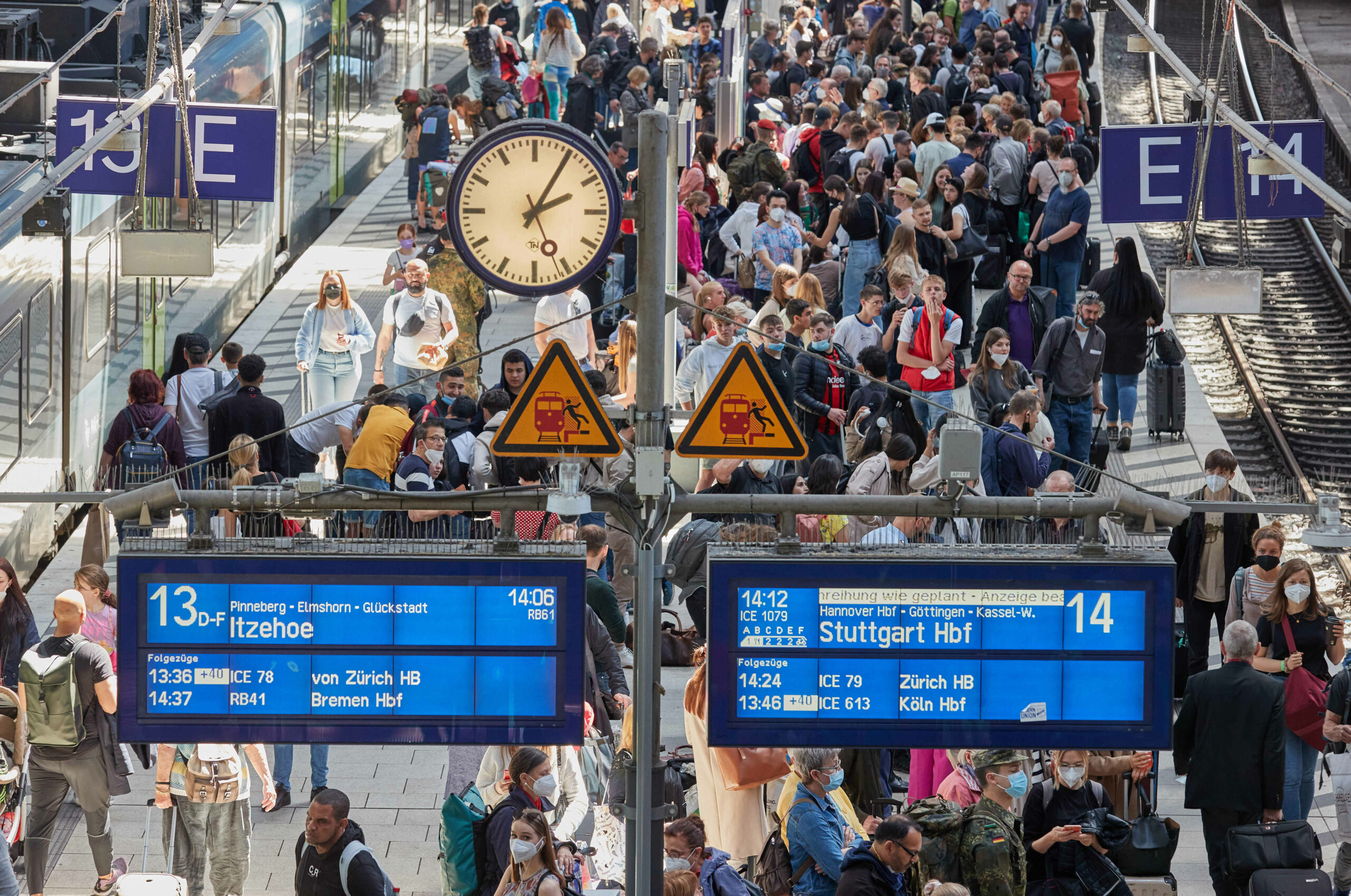 Viele Reisende stehen auf dem Bahnsteigen 13 und 14 im Hauptbahnhof