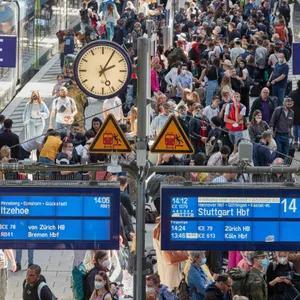 Viele Reisende stehen auf dem Bahnsteigen 13 und 14 im Hauptbahnhof