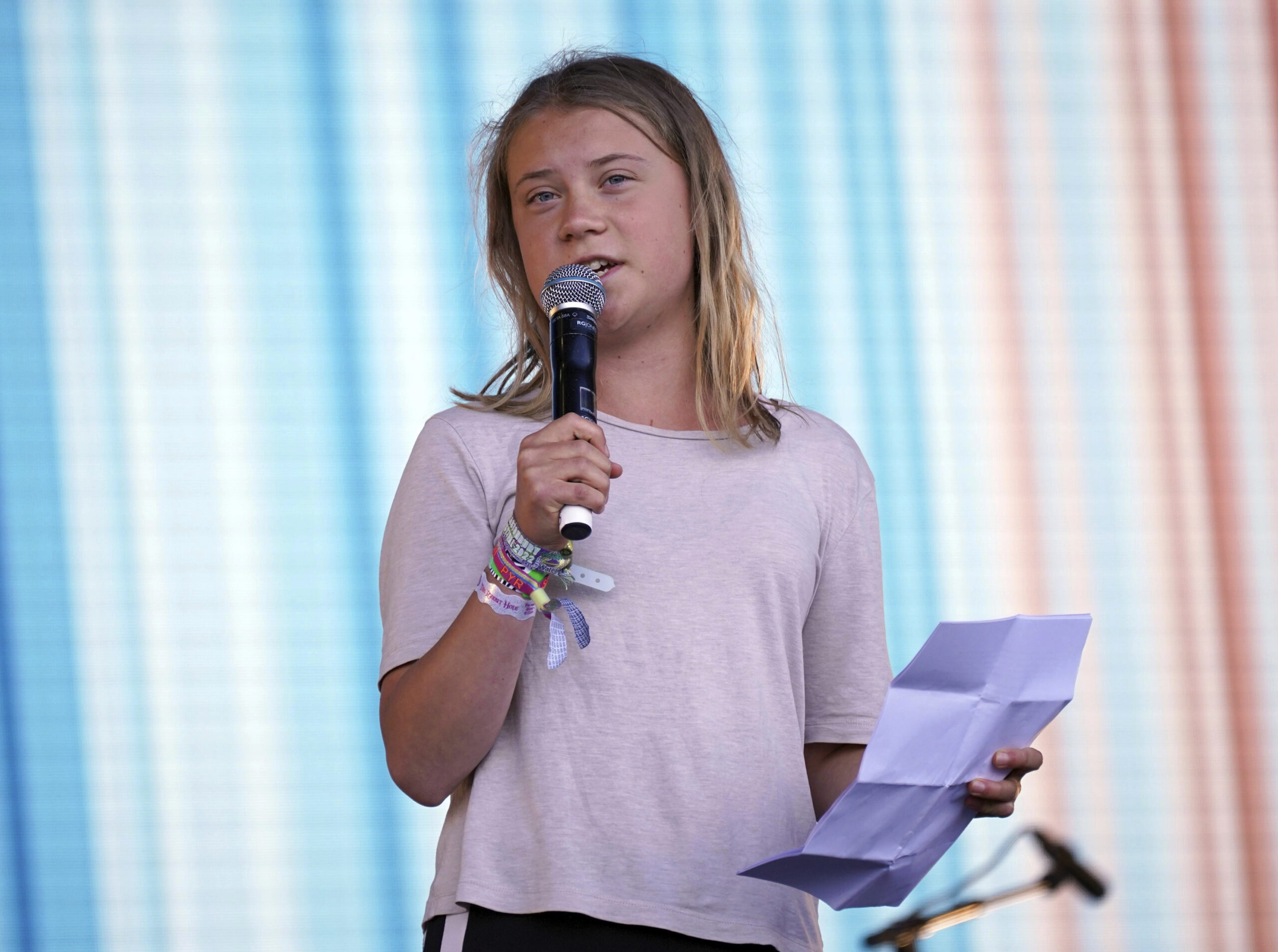 Die schwedische Klimaaktivistin Greta Thunberg steht während des Glastonbury Festivals auf der Bühne.