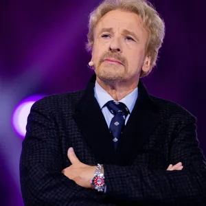Thomas Gottschalk steht auf einer Bühne.