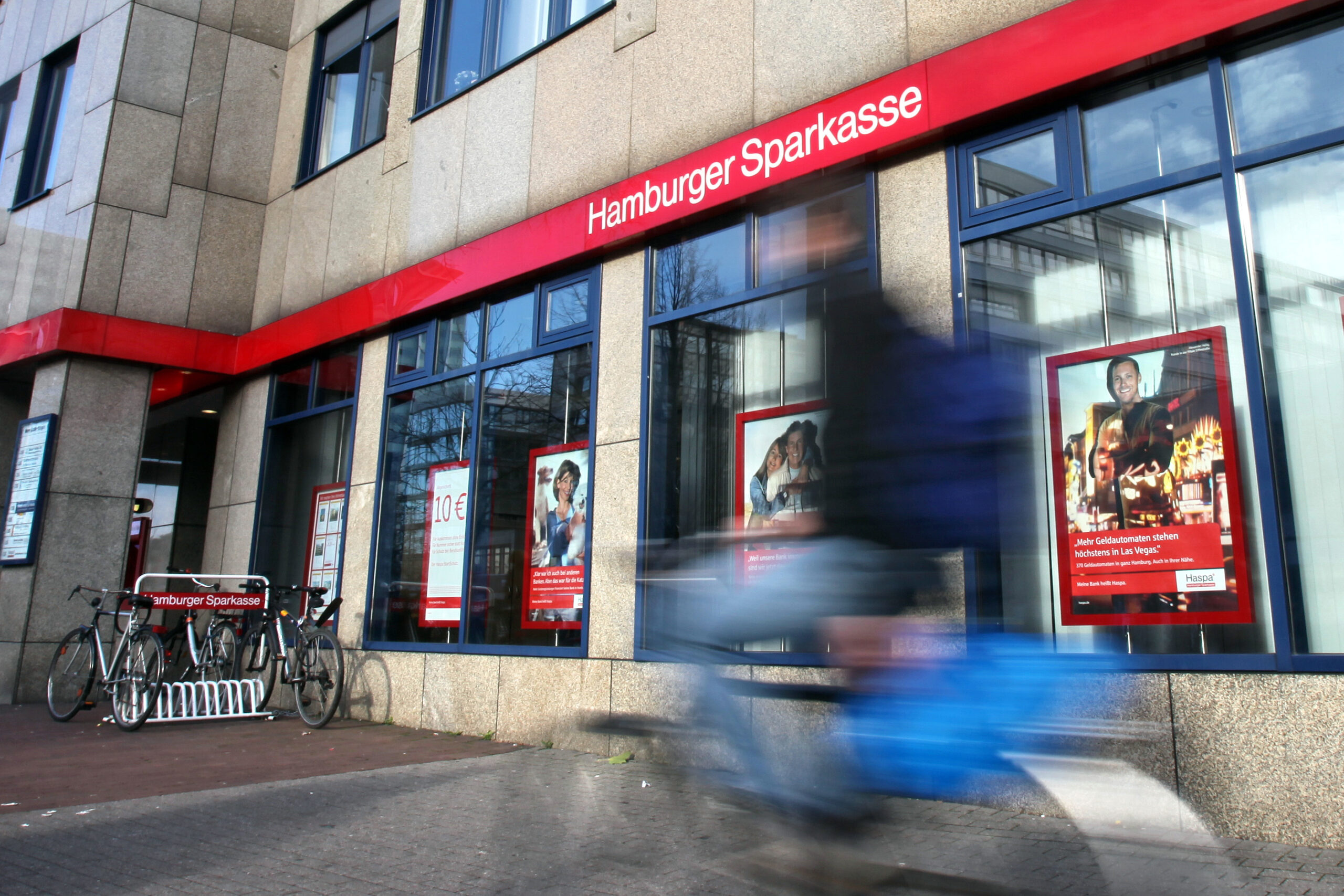 Ein Fahrradfahrer fährt an einer Filiale der Hamburger Sparkasse (Haspa) in Hamburg vorbei.