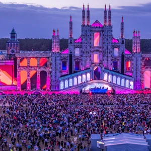 Zuschauer feiern vor der Hauptbühne des Elektro-Festivals "Airbeat One“.