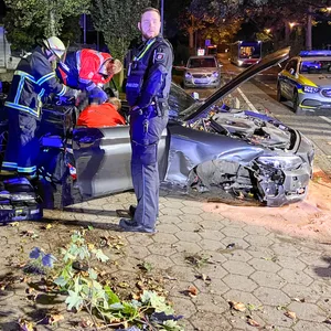 Einsatzkräfte müssen die Beifahrerin aus dem Wagen befreien.