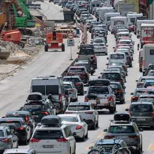 Autos stauen sich auf der Autobahn 7 Richtung Süden Höhe Bahrenfeld vor dem Elbtunnel.