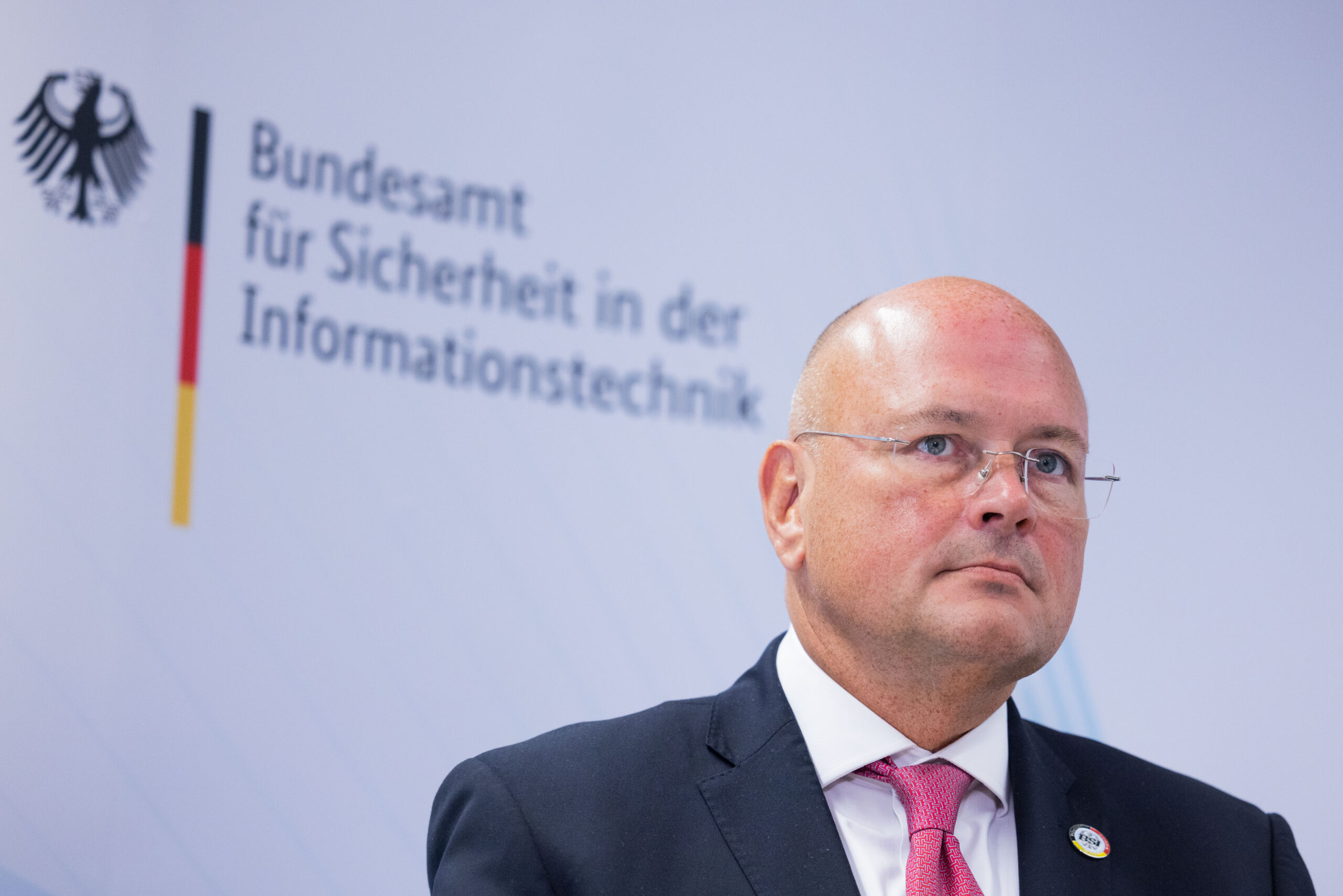 Arne Schönbohm, Präsident des Bundesamtes für Sicherheit in der Informationstechnik, wurde mit sofortiger Wirkung freigestellt.