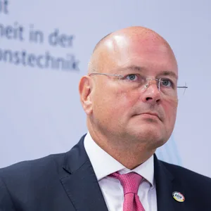 Arne Schönbohm, Präsident des Bundesamtes für Sicherheit in der Informationstechnik, wurde mit sofortiger Wirkung freigestellt.
