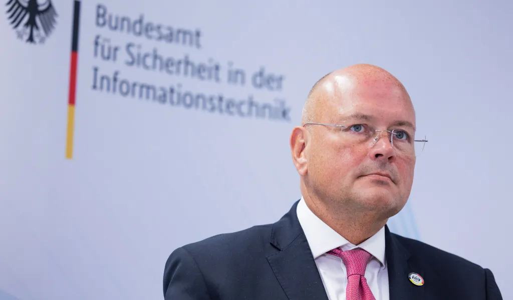 Arne Schönbohm, Präsident des Bundesamtes für Sicherheit in der Informationstechnik, wurde mit sofortiger Wirkung freigestellt.
