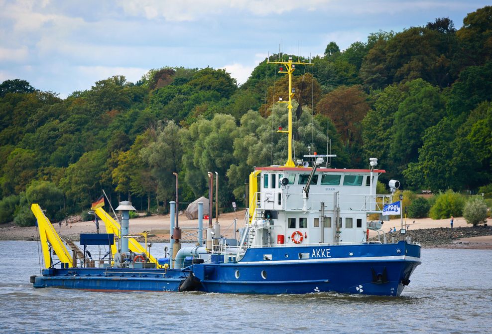 Baggerschiff in der Elbe in Hamburg