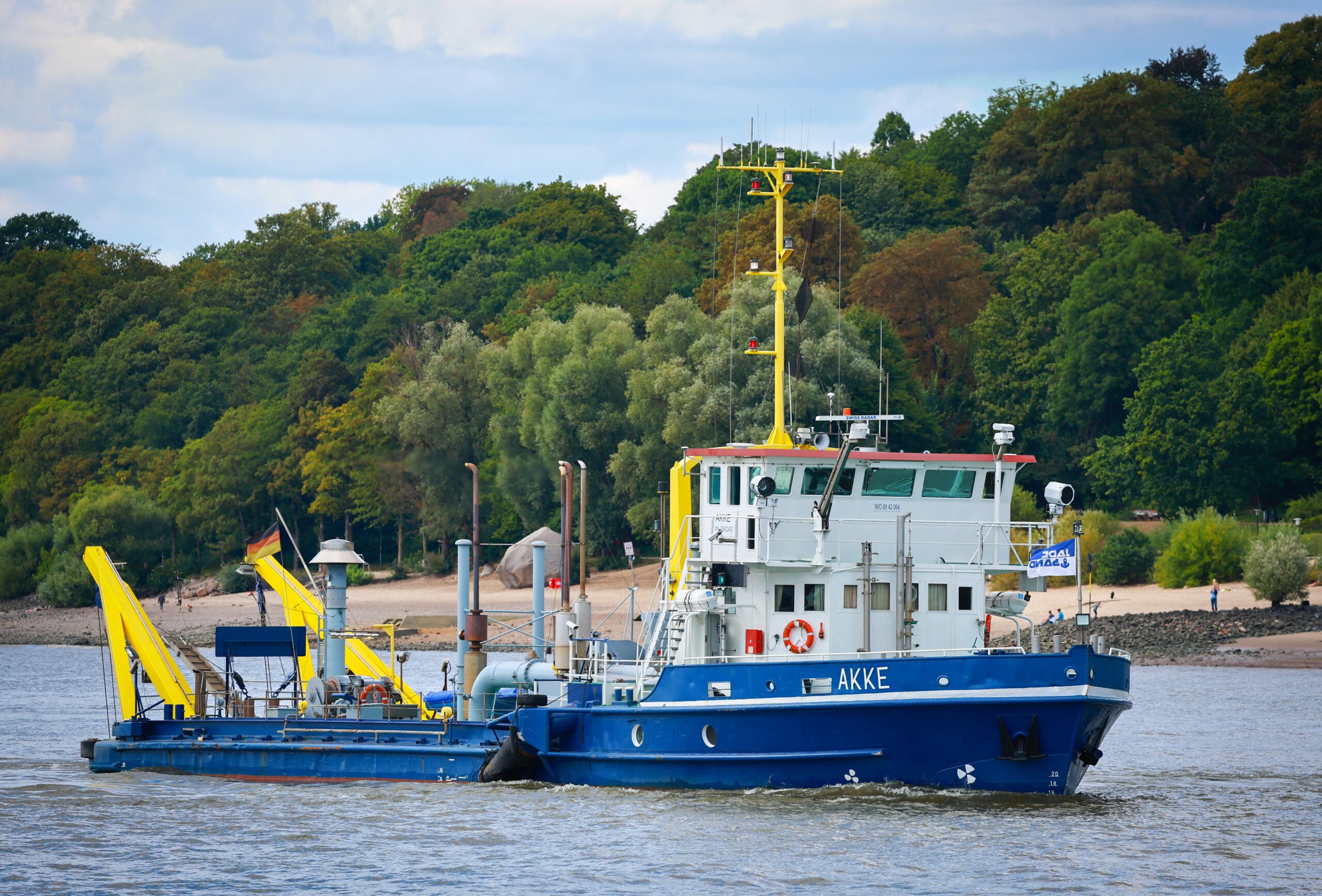 Das Arbeits- und Baggerschiff „Akke” liegt auf dem Bild in der Elbe nahe Övelgönne im Hafen Hamburg.