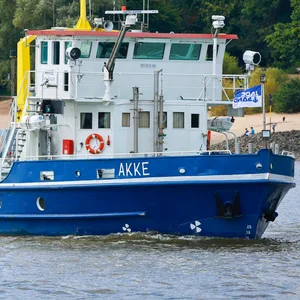Das Arbeits- und Baggerschiff „Akke” liegt auf dem Bild in der Elbe nahe Övelgönne im Hafen Hamburg.