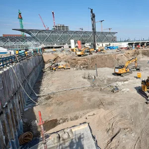 Die Baustelle des Elbtowers mit dem gläsernen Bahnhof Elbbrücken im Hintergrund.