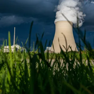 Wasserdampf steigt aus dem Kühlturm des Atomkraftwerks (AKW) Isar 2.