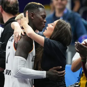 Dennis Schröder mit Frau Ellen Ziolo