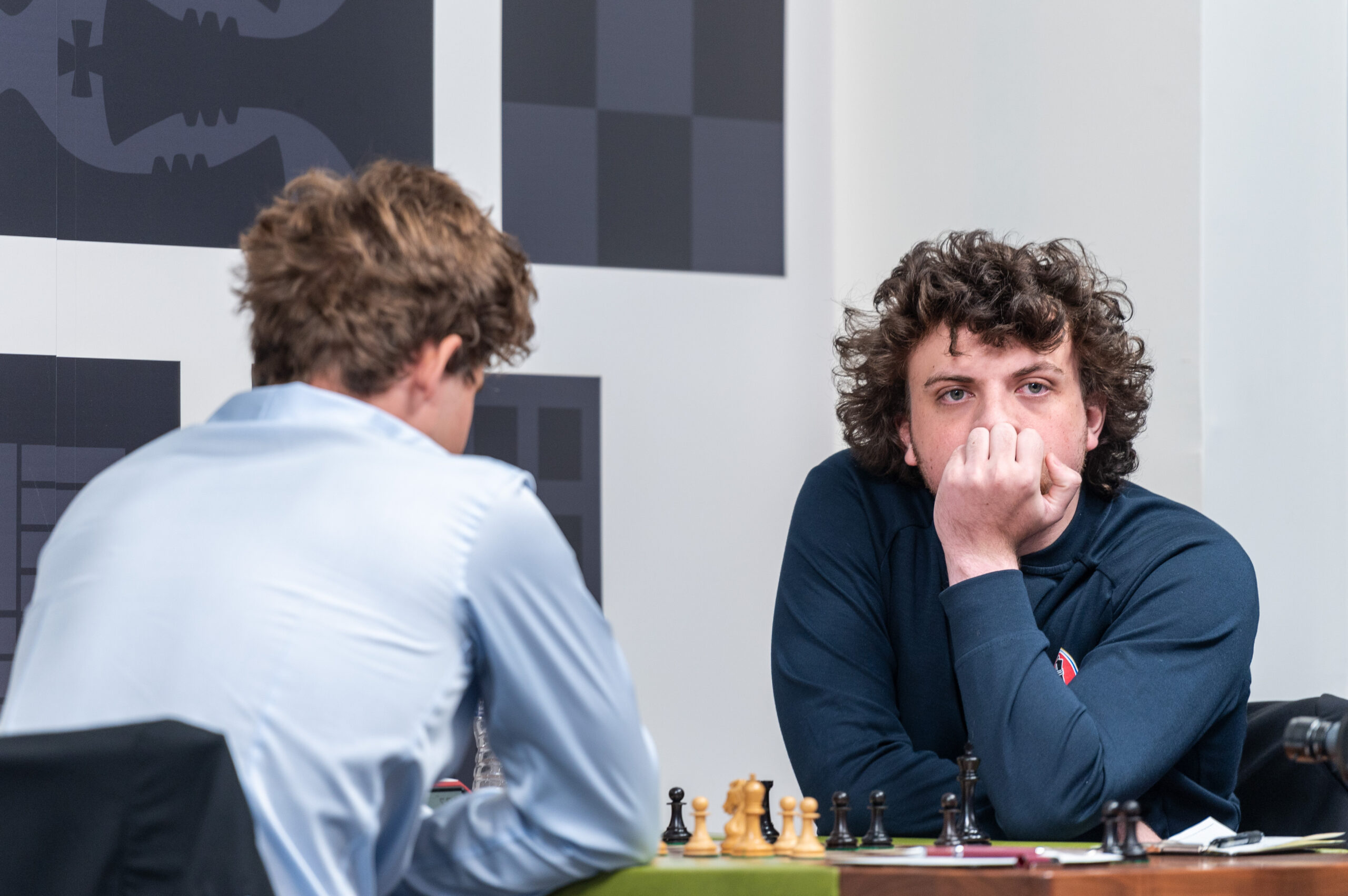 Hans Niemann (r.) in einer Partie gegen Magnus Carlsen