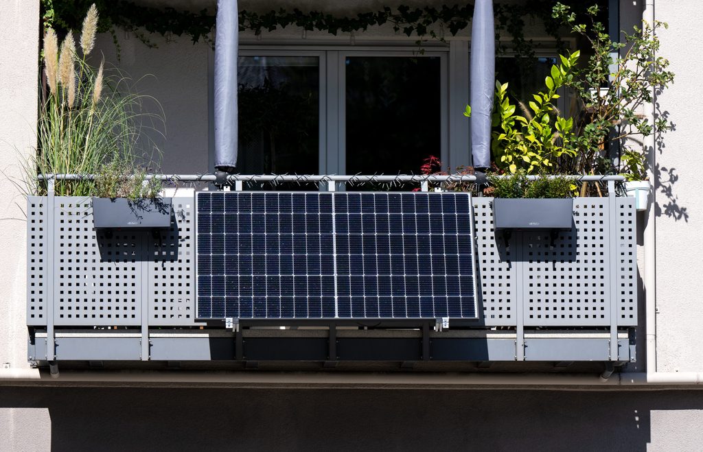 Gibt es bald immer mehr der Mini-Solaranlagen an Hamburger Balkonen? Mieter müssen vorher aber ihren Vermieter fragen.