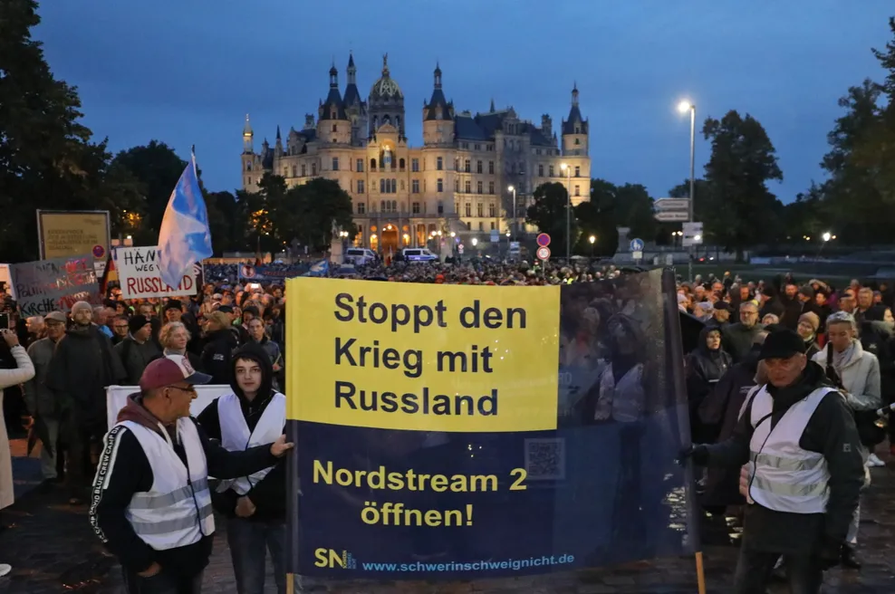 Vor dem Schweriner Schloss treffen sich Teilnehmer einer Demonstration, die gegen die Energiepolitik mit stark gestiegenen Preisen und deren Folgen protestieren.