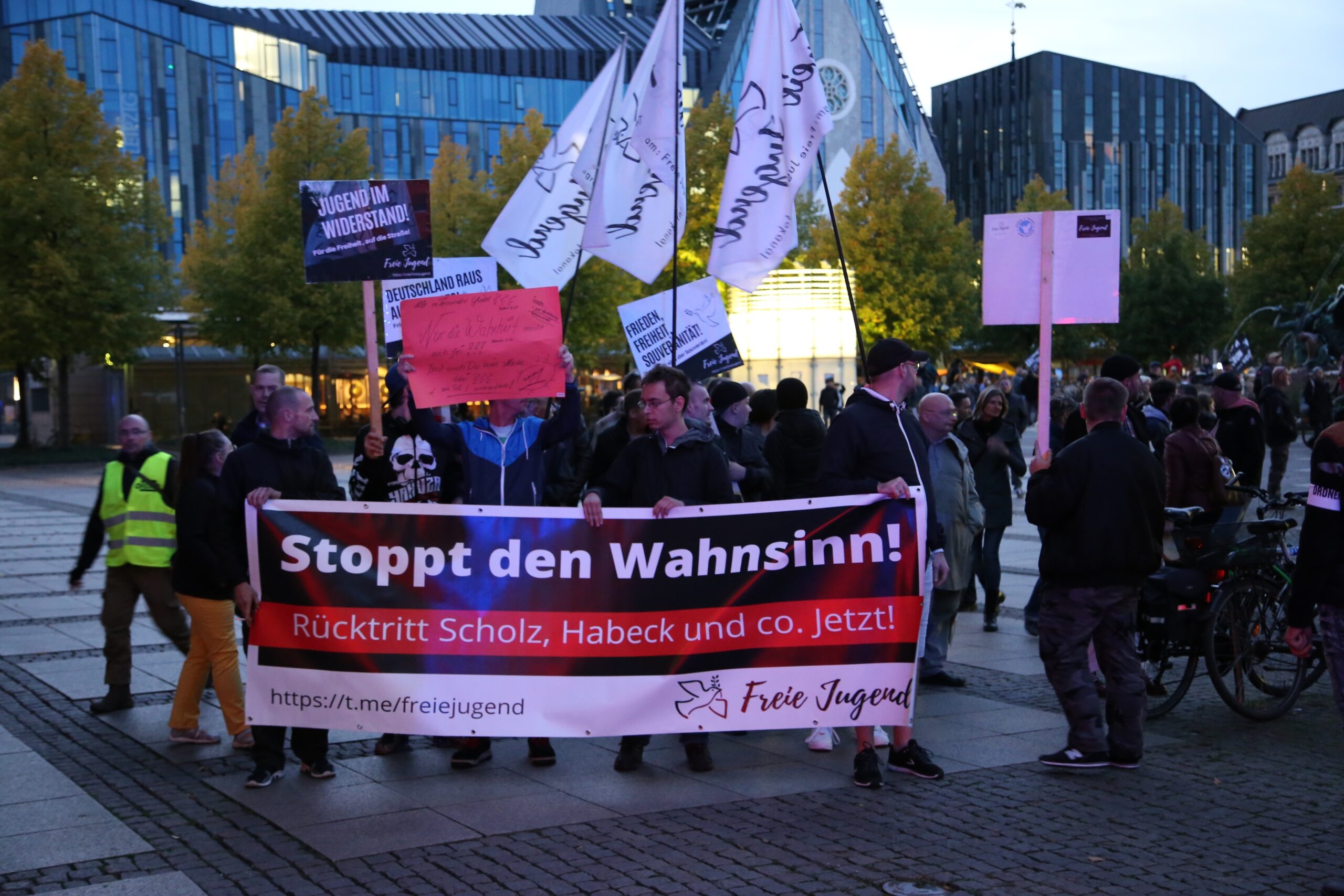 „Stoppt den Wahnsinn!“, steht auf Transparenten der rechten Gruppierung „freie Jugend“ in Leipzig.