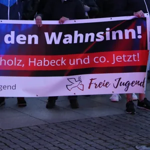 „Stoppt den Wahnsinn!“, steht auf Transparenten der rechten Gruppierung „freie Jugend“ in Leipzig.