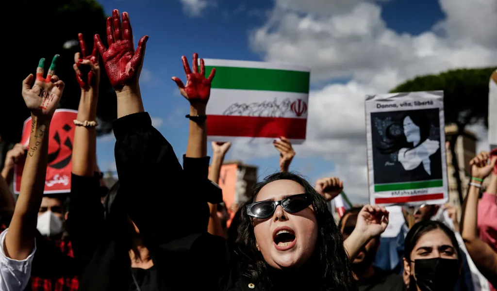 Zeichen der Solidarität: Auch in Italien protestieren Frauen gegen das iranische Regime.