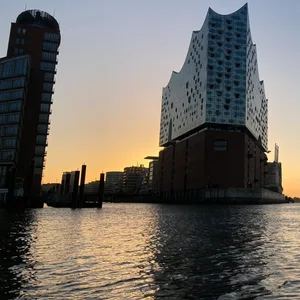Die Elbphilharmonie ist im ersten Sonnenlicht zu sehen.