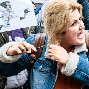 Eine Frau schneidet sich als Zeichen des Protests gegen das iranische Mullah-Regime einige Haare ab.