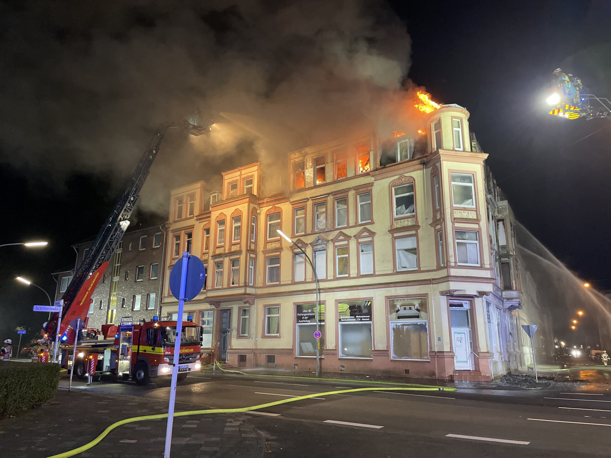 Feuerwehrleute löschen ein brennendes Wohnhaus in Wilhelmshaven.