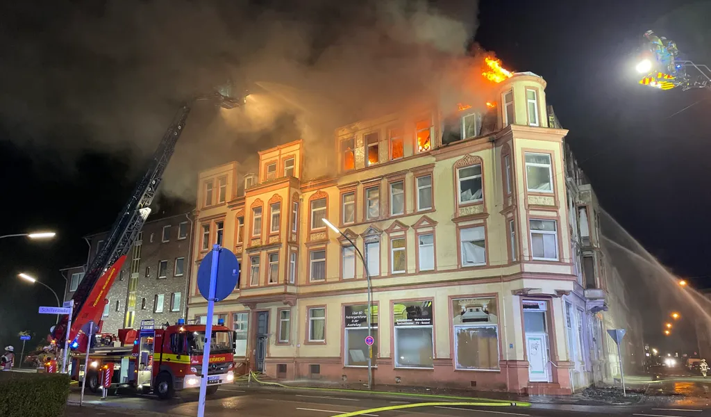 Feuerwehrleute löschen ein brennendes Wohnhaus in Wilhelmshaven.