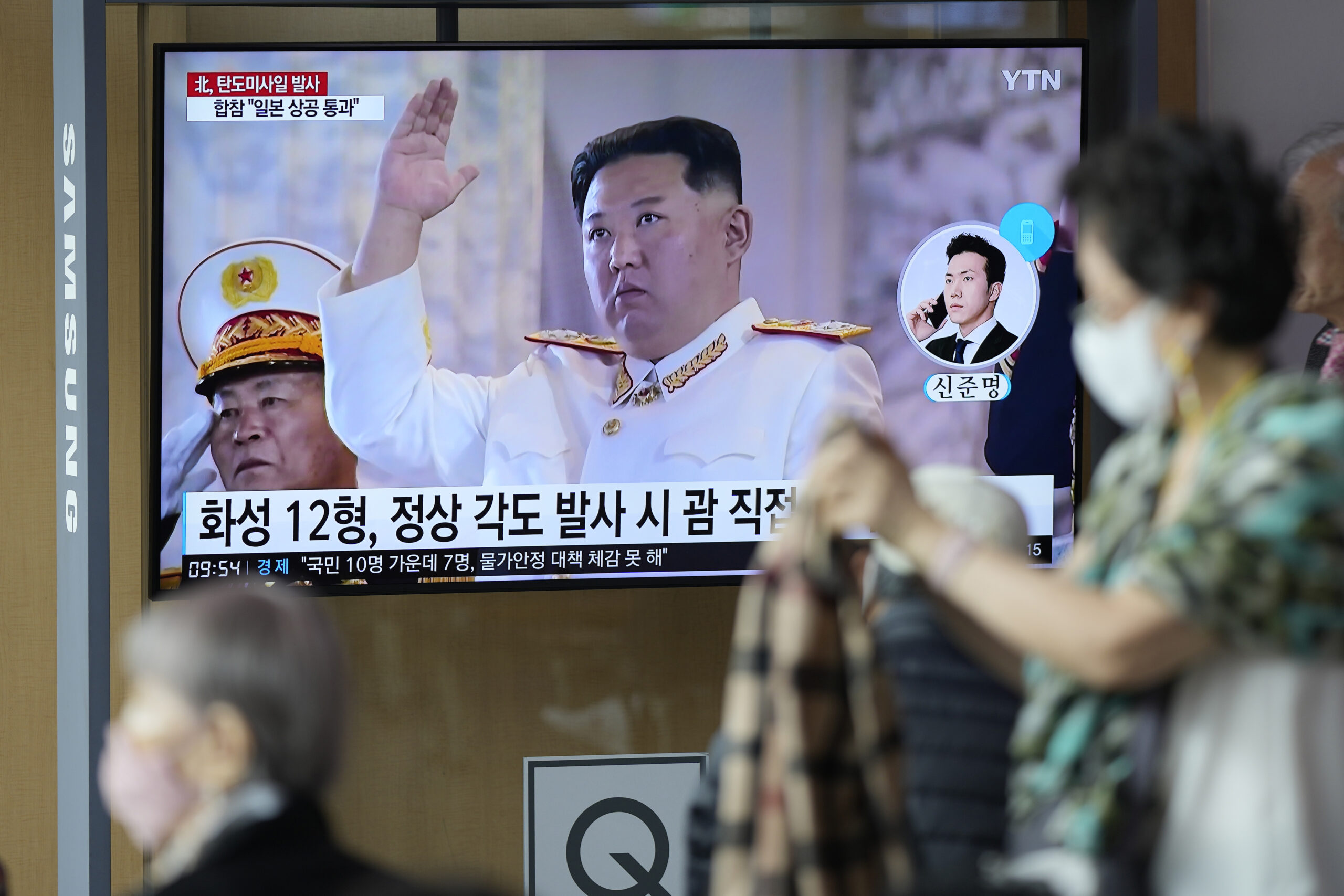 Ein Fernsehbildschirm, auf dem eine Nachrichtensendung über den nordkoreanischen Raketenstart gezeigt wird, ist im Bahnhof von Seoul zu sehen.