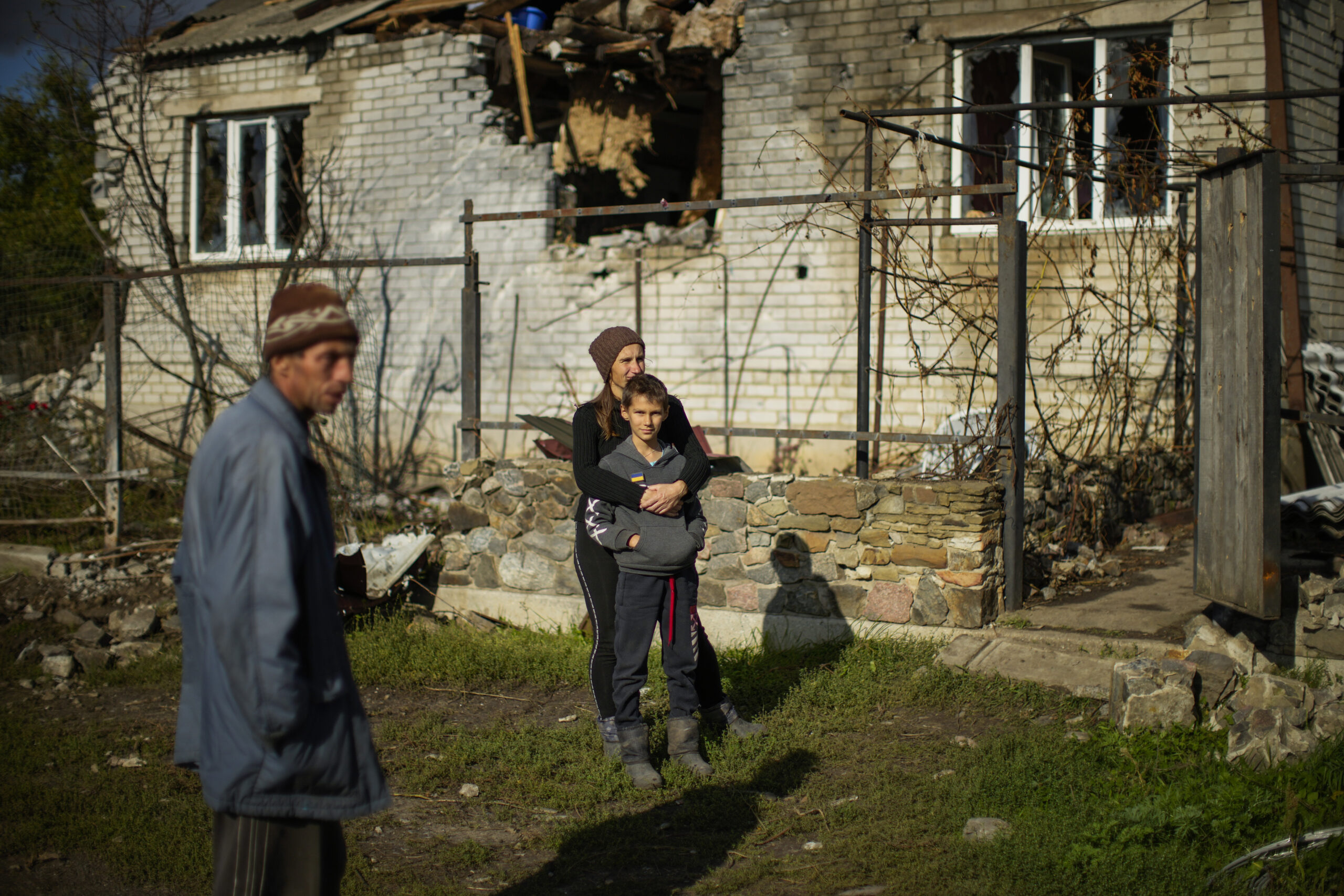 Dieses Haus in Shandrygolovo wurde nach ukrainischen Angaben bei einem russischen Bombenangriff schwer beschädigt.