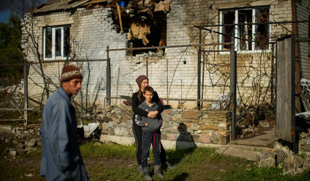 Dieses Haus in Shandrygolovo wurde nach ukrainischen Angaben bei einem russischen Bombenangriff schwer beschädigt.