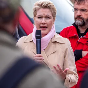 Manuela Schwesig (SPD), die Ministerpräsidentin von Mecklenburg-Vorpommern, spricht vor den Schiffbauern aus den drei insolventen MV-Werften in Mecklenburg-Vorpommern.
