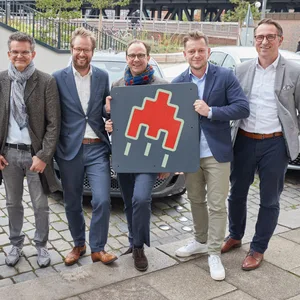 Oliver Mackprang, Chief Executive Officer Miles, Slavko Bevanda, Chief Product, Technology & Operations Officer Share Now, Anjes Tjarks (Bündnis 90/Grüne), Verkehrssenator, Henrik Falk, Vorstandsvorsitzender Hamburger Hochbahn AG, Tobias Friedrich, Chief Commercial Officer WeShare, und Nico Gabriel, Chief Operating Officer Sixt stehen nach einer Pressekonferenz vor Carsharing-Autos. Die Hansestadt Hamburg, die Hochbahn AG sowie Carsharing-Anbieter vereinbarten eine strategische Partnerschaft.