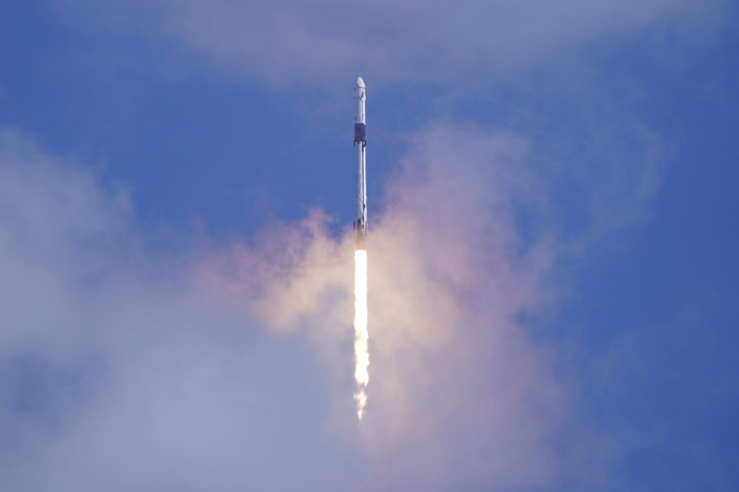 Eine „Falcon 9-Rakete“ der Firma SpaceX und die „Dragon-Kapsel“ heben mit einer multinationalen Besatzung von vier Astronauten vom Launch Complex „39-A“ im Kennedy Space Center in Cape Canaveral ab.