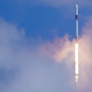 Eine „Falcon 9-Rakete“ der Firma SpaceX und die „Dragon-Kapsel“ heben mit einer multinationalen Besatzung von vier Astronauten vom Launch Complex „39-A“ im Kennedy Space Center in Cape Canaveral ab.