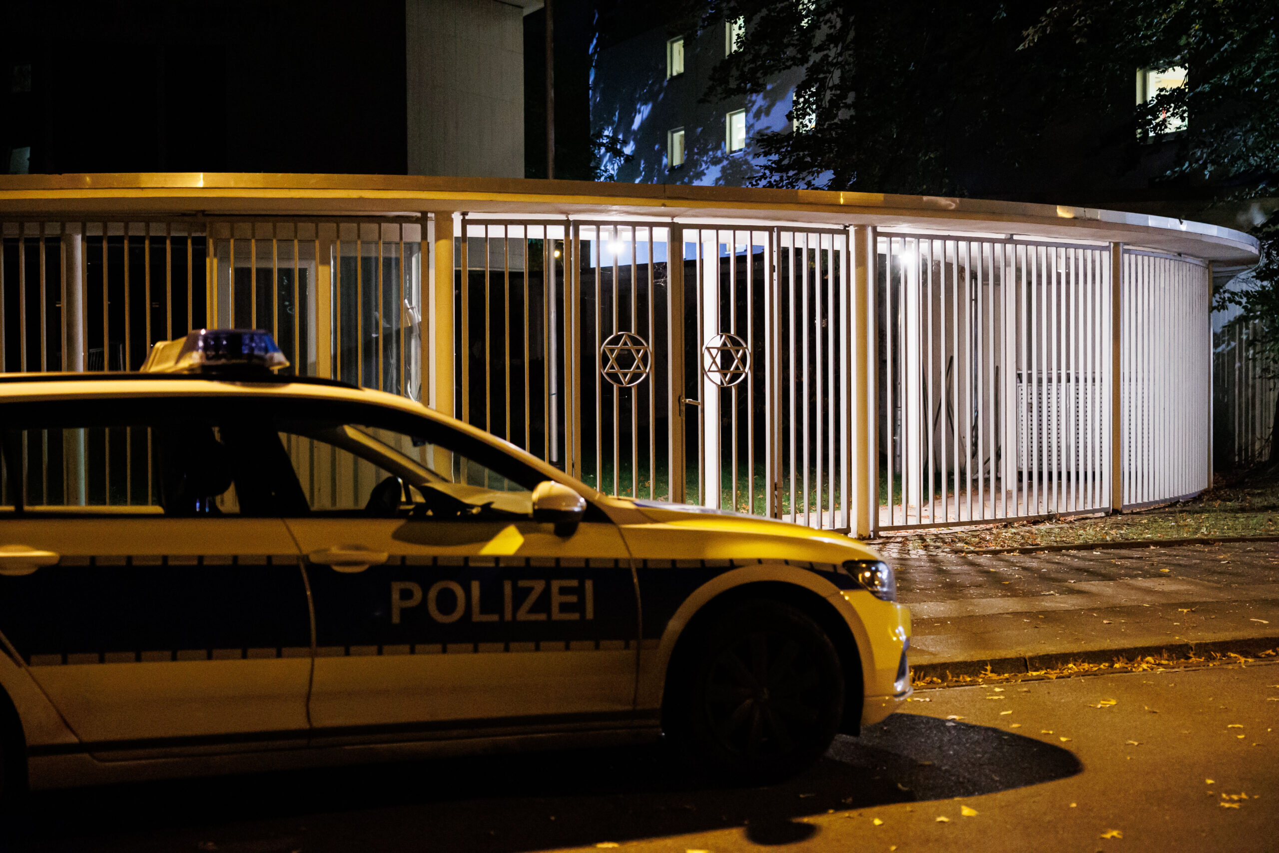 Das Fenster der Synagoge in Hannover wurde am Mittwochabend eingeworfen.
