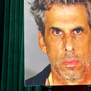 Ein Foto des Fernsehproduzenten Eric Weinberg wird vor einer Pressekonferenz gezeigt, auf der Anklagen wegen Vergewaltigung und anderen sexuellen Übergriffen bekannt gegeben werden.