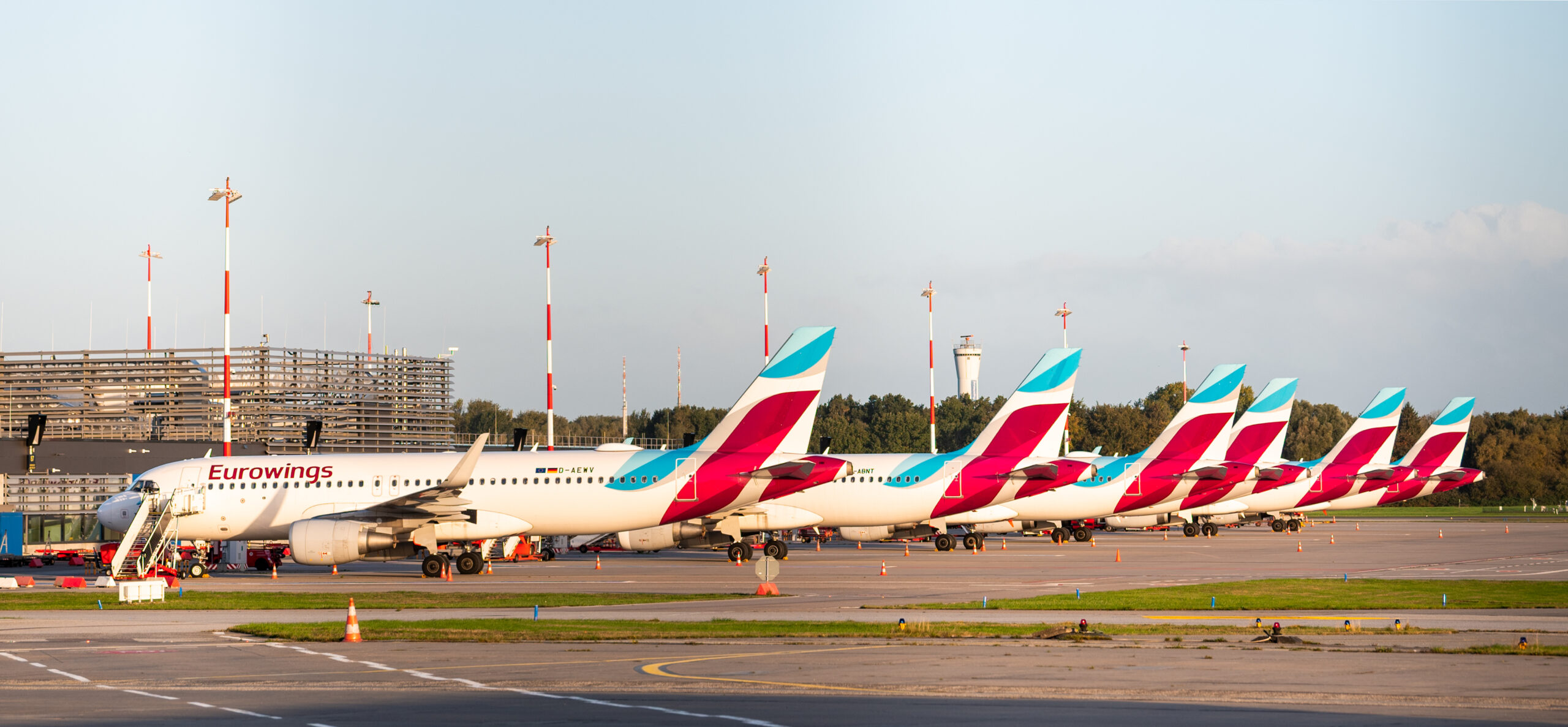 Eurowings-Flugzeuge blieben am Donnerstag am Hamburger Flughafen stehen.