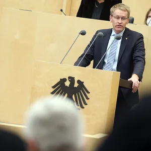 Daniel Günther (CDU), Ministerpräsident in Schleswig-Holstein, spricht im Bundesrat in der Debatte um das Energiesicherungsgesetz.