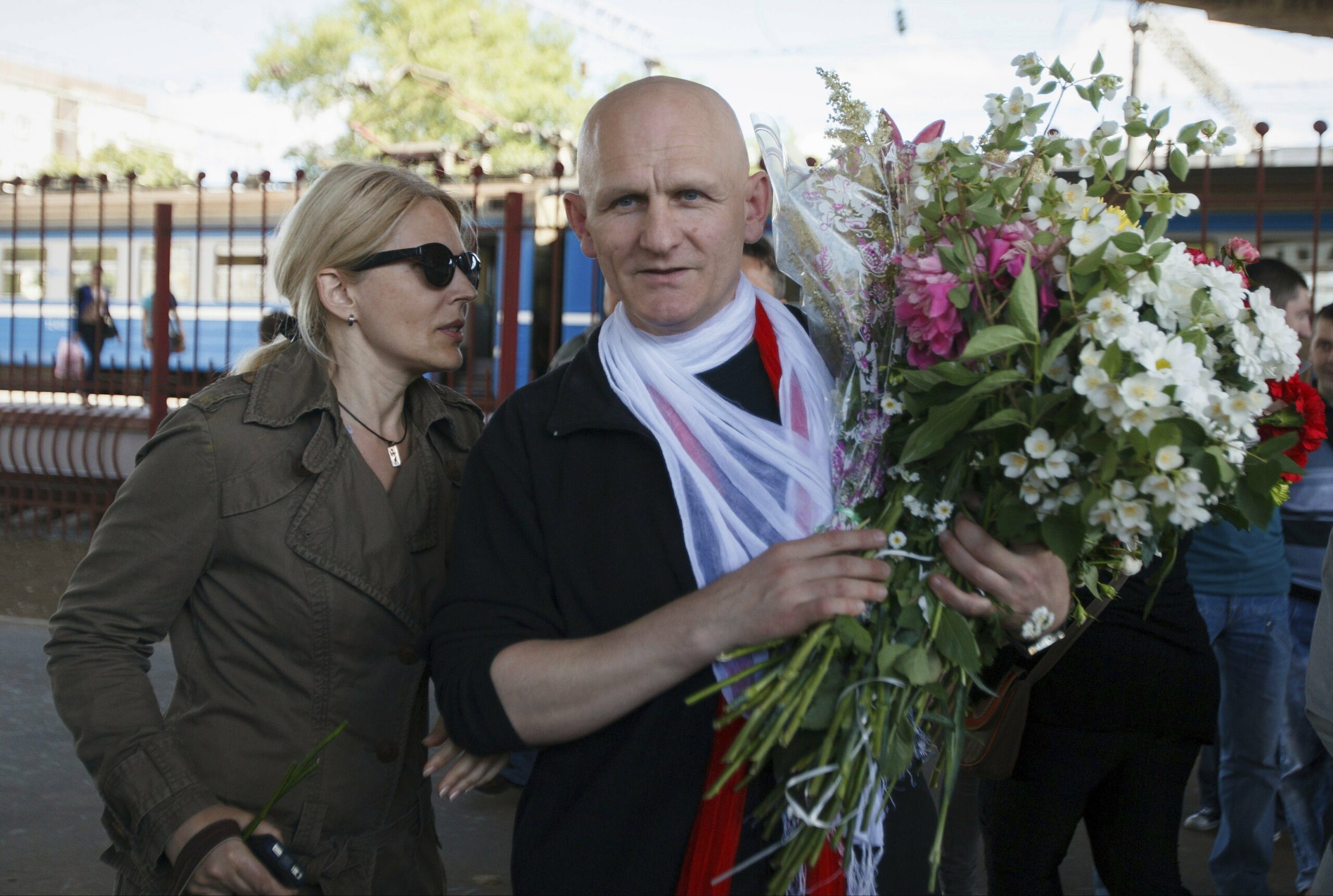 Ales Bjaljatzki, belarussischen Menschenrechtsanwalt,wird von seiner Frau Natalia Pinchuk an einem Bahnhof in Minsk begrüßt.