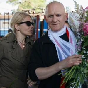 Ales Bjaljatzki, belarussischen Menschenrechtsanwalt,wird von seiner Frau Natalia Pinchuk an einem Bahnhof in Minsk begrüßt.