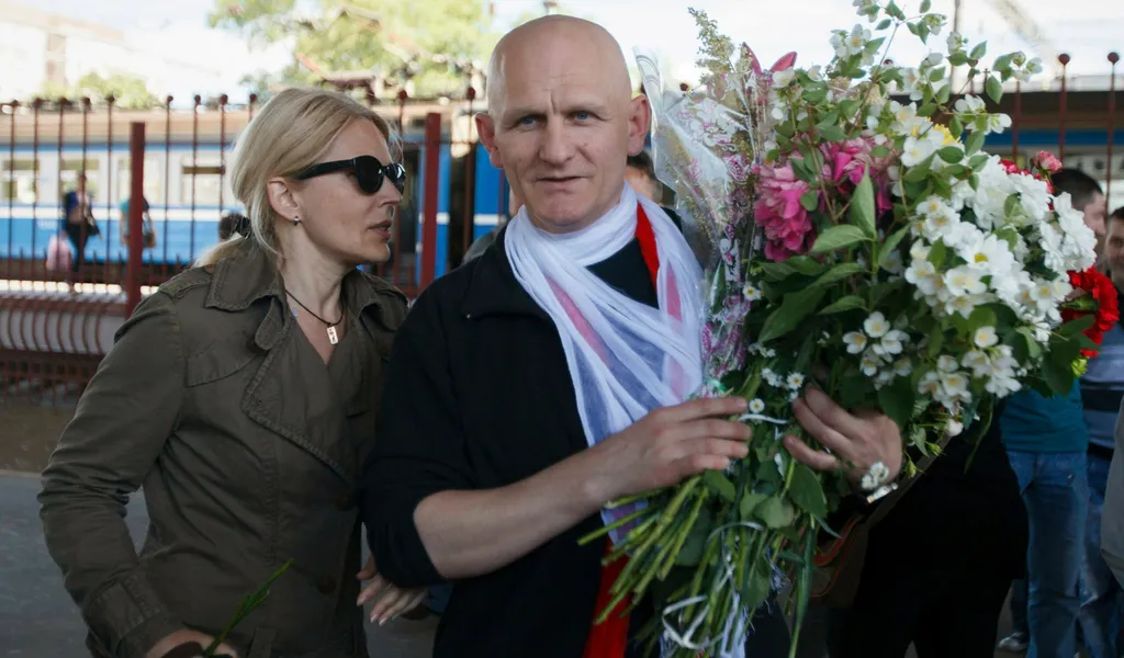 Ales Bjaljatzki, belarussischen Menschenrechtsanwalt,wird von seiner Frau Natalia Pinchuk an einem Bahnhof in Minsk begrüßt.