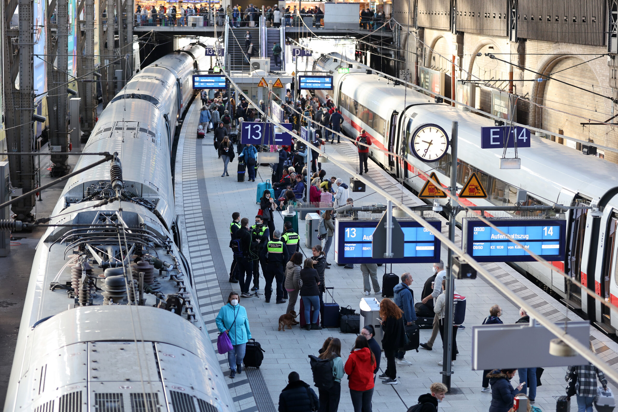 Stundenlang kam der Bahnverkehr im Norden am Samstag zum Erliegen – auch der Hamburger Hauptbahnhof war betroffen.