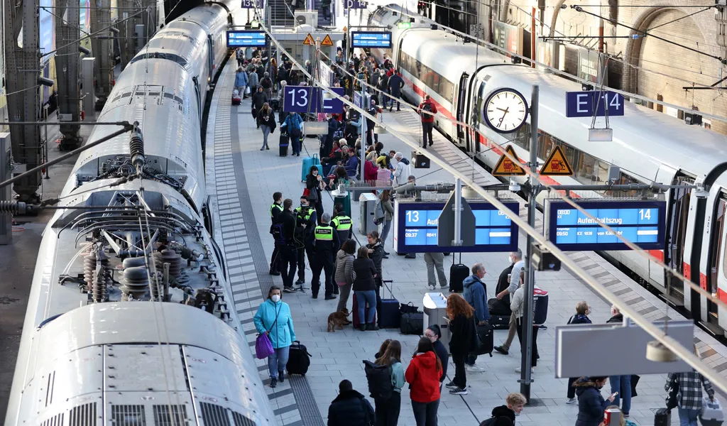 Stundenlang kam der Bahnverkehr im Norden am Samstag zum Erliegen – auch der Hamburger Hauptbahnhof war betroffen.
