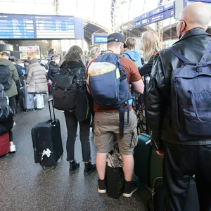 Reisende stehen in langen Schlangen im Hauptbahnhof Hamburg am Reisezentrum an, nachdem der Fernverkehr in Norddeutschland zum Erliegen gekommen ist.