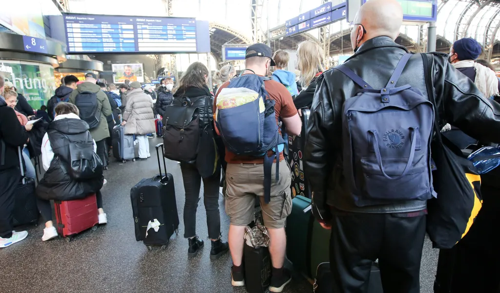 Reisende stehen in langen Schlangen im Hauptbahnhof Hamburg am Reisezentrum an, nachdem der Fernverkehr in Norddeutschland zum Erliegen gekommen ist.