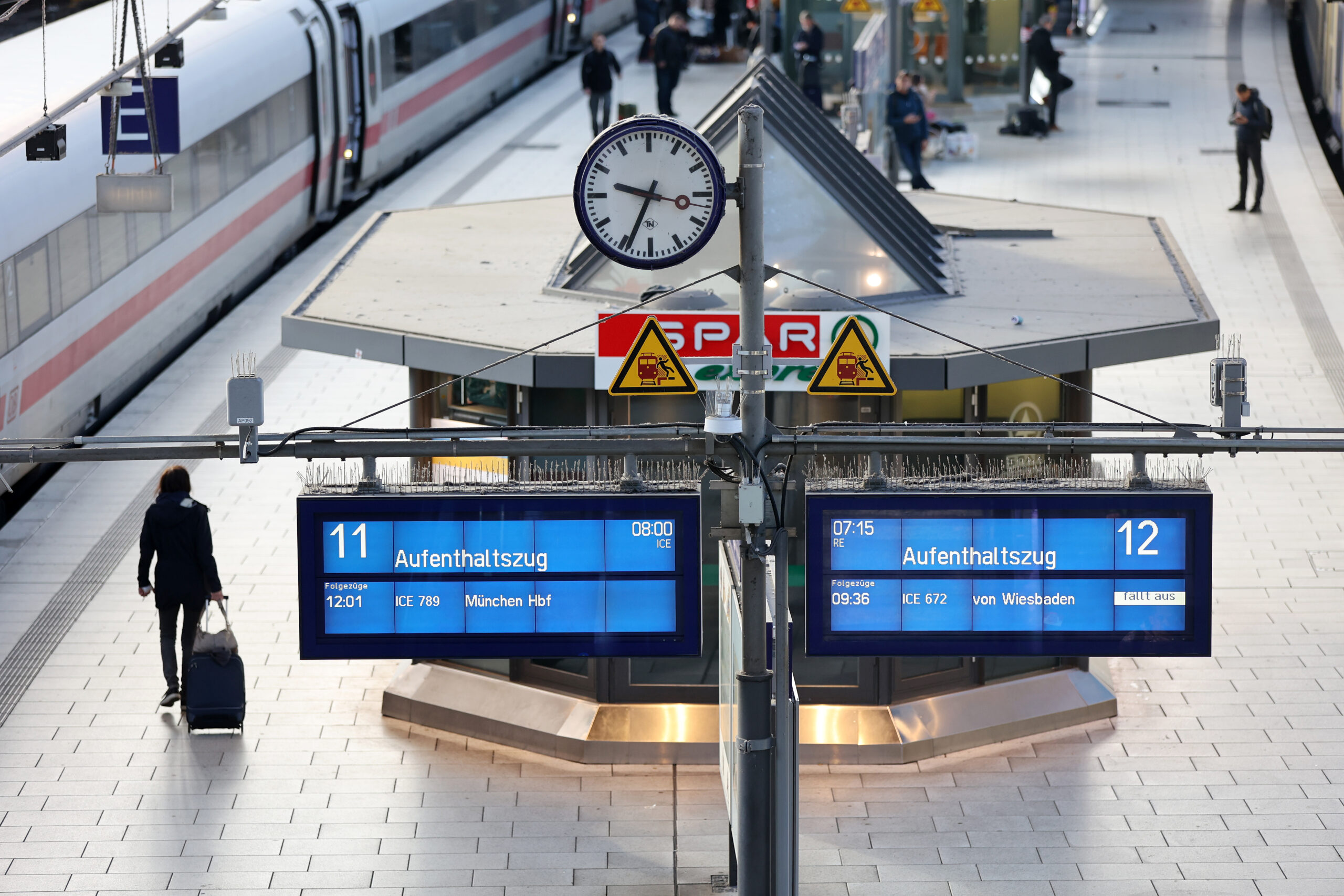 „Aufenthaltszug“ steht im Hauptbahnhof Hamburg an einer Anzeigentafel, nachdem der Fernverkehr in Norddeutschland zum Erliegen gekommen ist.