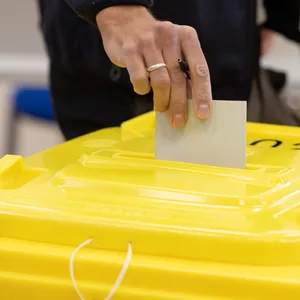 Ein Wähler wirft seinen Stimmzettel in eine Wahlurne.