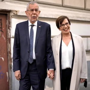 Alexander Van der Bellen (l.) ist der ersten Hochrechnung zufolge der alte und neue Bundespräsident in Österreich.