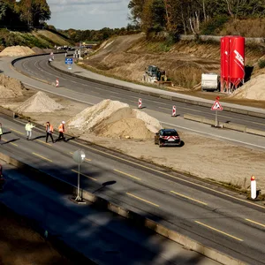 Techniker arbeiten auf dem kurz vor dem Elbtunnel voll gesperrten Abschnitt der Autobahn A7.